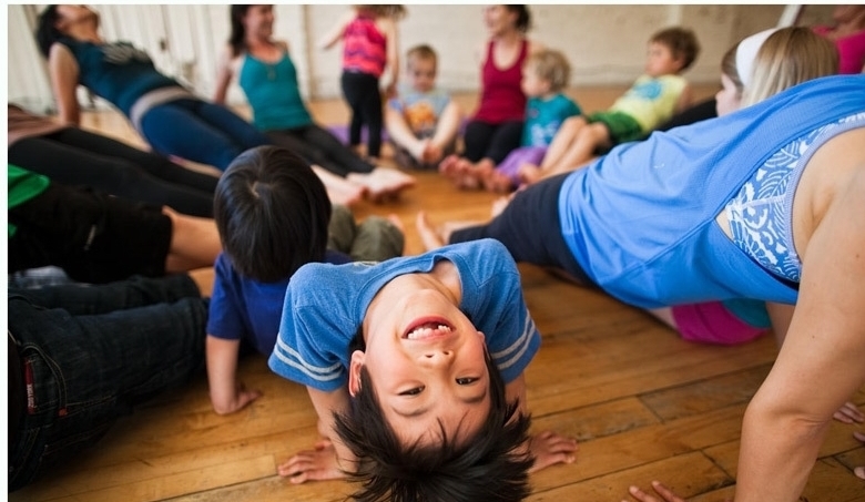 Yoga trẻ em là hoạt động vừa nâng cao sức khỏe vừa cải thiện sự tập trung cho bé, hỗ trợ hệ tuần hoàn, thúc đẩy quá trình trao đổi chất và năng lượng.